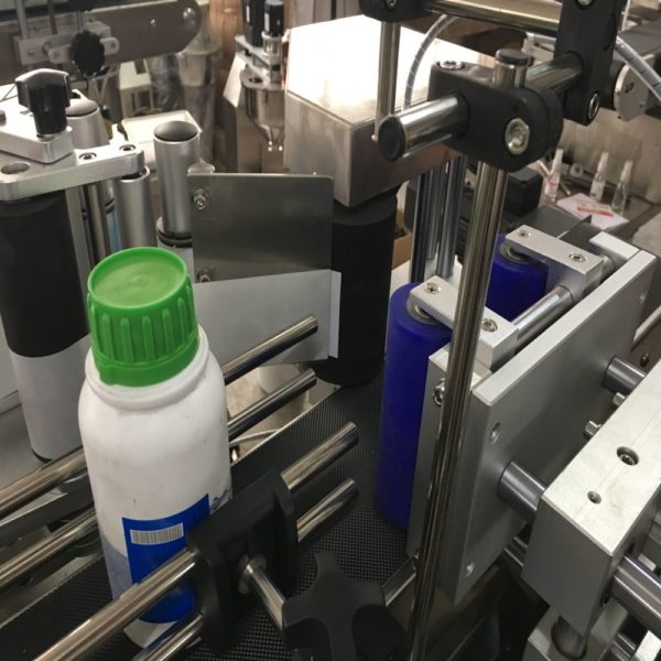 Automatic mini desktop labelling machine for round bottles and jars