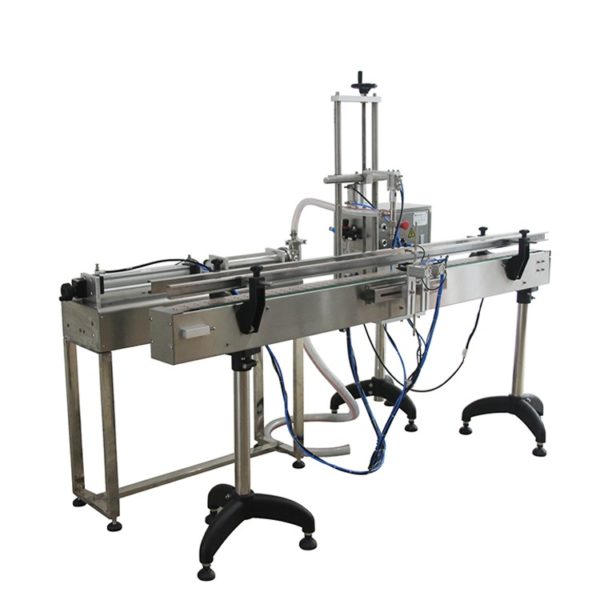 Automatic volumetric filling machine for packaging liquid products