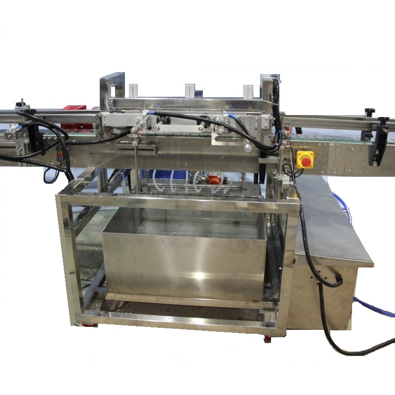 Automatic washing machine for plastic and glass jars and bottles with inversion system.