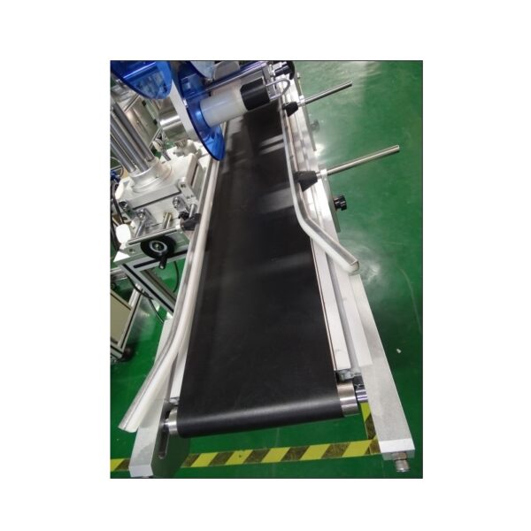 Automatic labelling machine for placing simultaneously top  and bottom labels.